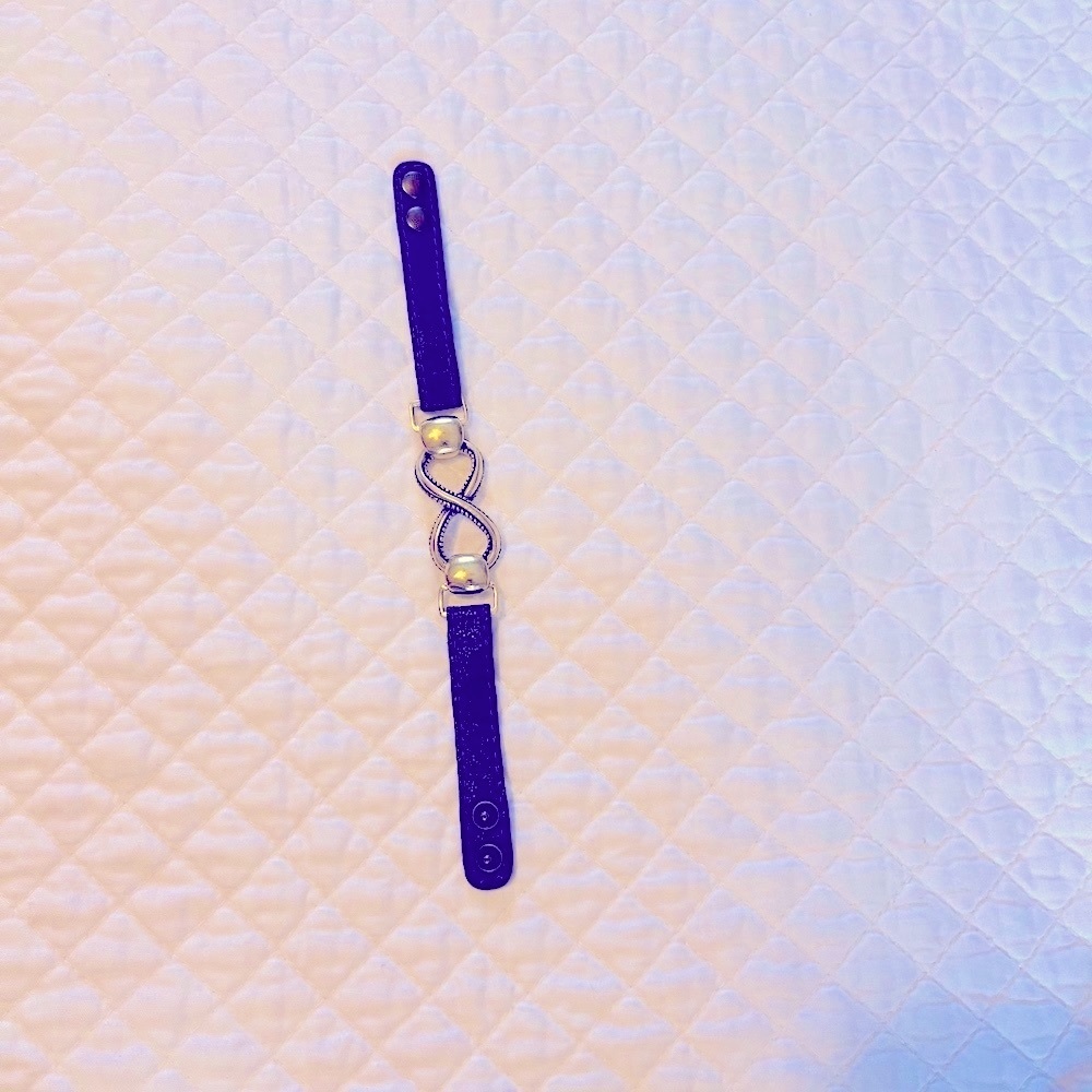 Bracelet -navy leather W/Bronze Design and snap closure. Looks new. 💕